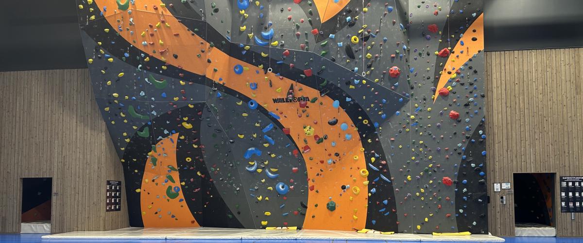 Klatrevegg inntil 11 meter med variert helning.