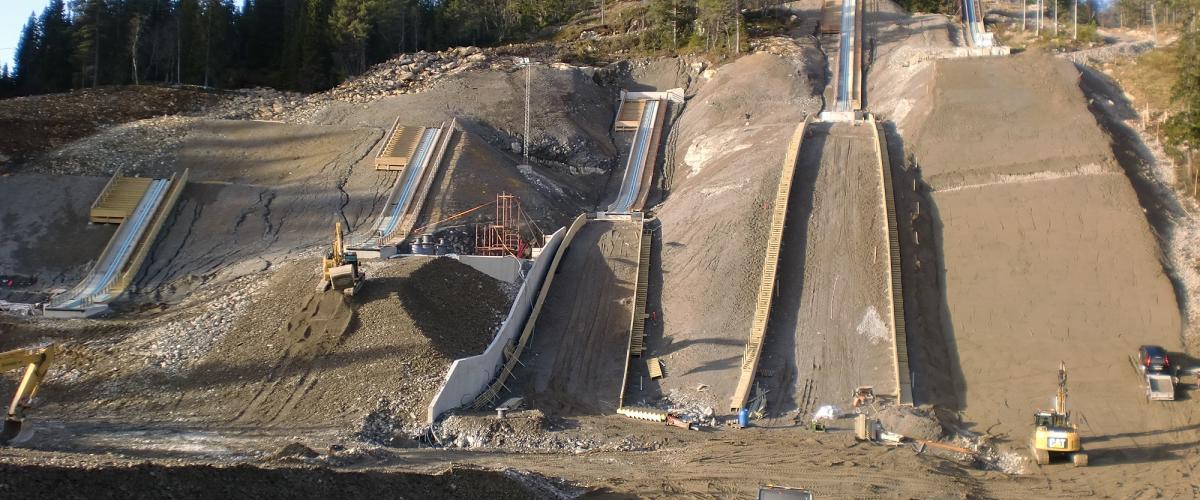 Profil av unnarenn på 5 hoppbakker utgjevnes med gravemaskin