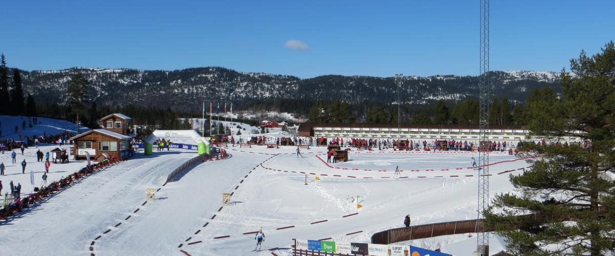 Skiskyttere på skistadion med standplass