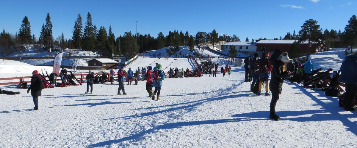 Stort åpent område for støtteaparat mellom skiløypene inne på stadion.