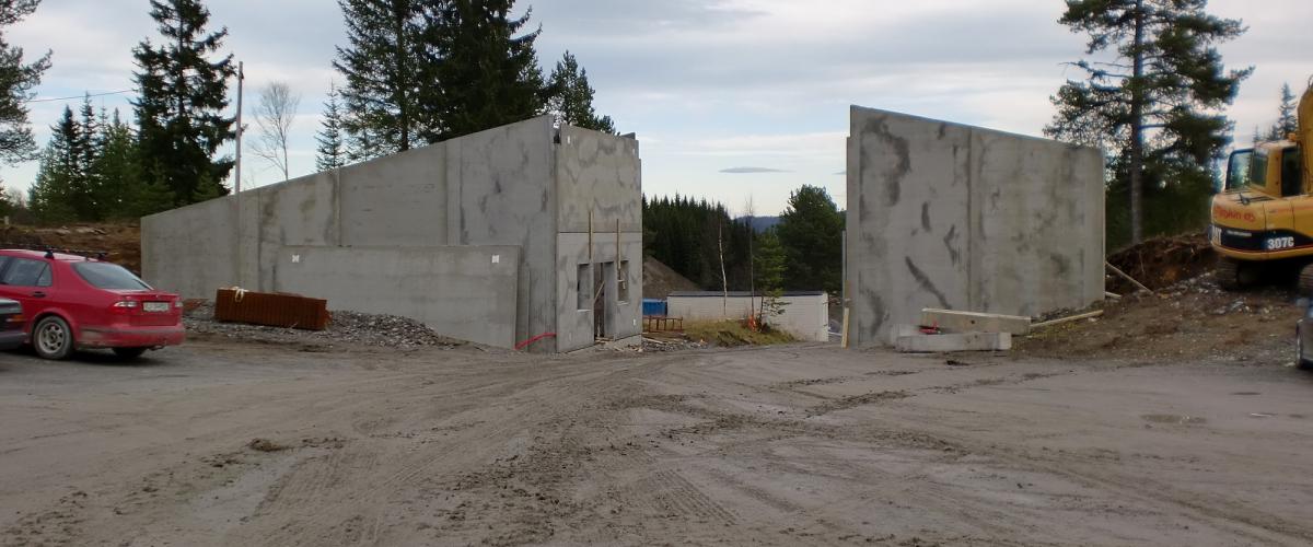 Skiløypa bygges som en bru mellom to betongbygninger.