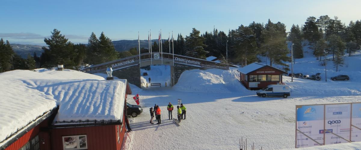 Servicebygninger, parkeringsplass og skiløypa i bru over veien