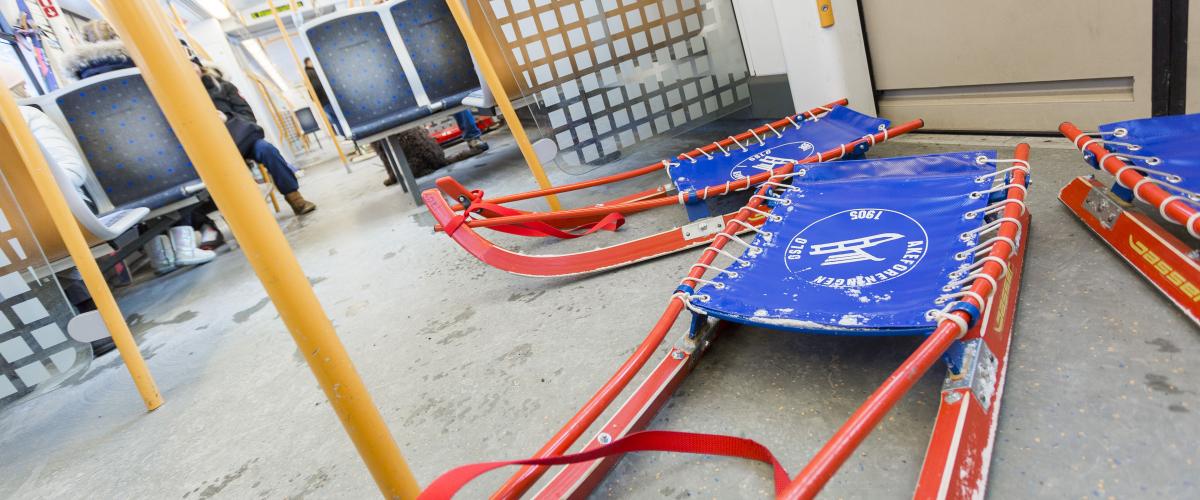 Nærheten til Holmenkollbanen nevnes også av Oslo kommune som viktigste bakgrunn for akebakkens suksess. Foto: VisitOSLO/Didrick Stenersen Etter endt aketur kan du ta med deg kjelken inn på t-banen. Her ser vi en utlånskjelke på vei opp til start.