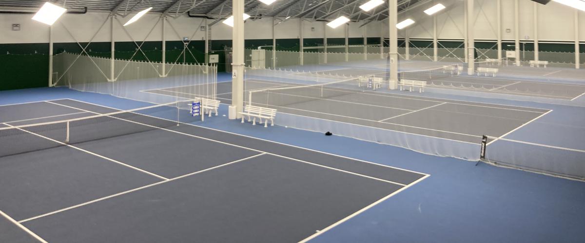 Lade sportsarena. Foto: Øystein Glåmseter Bilde av tennisbaner i flombelysning.