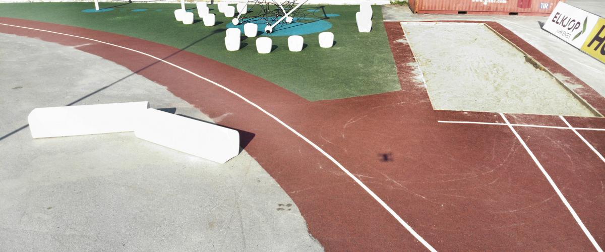 Lengdegrop, klatrestativ og balanseline i Kirkenes aktivitetspark