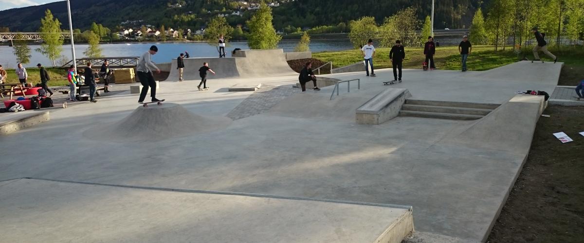 Lillehammer skatepark på åpningsdag med øverste plan i bruk