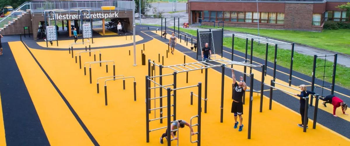 Folk som trener i treningsparken