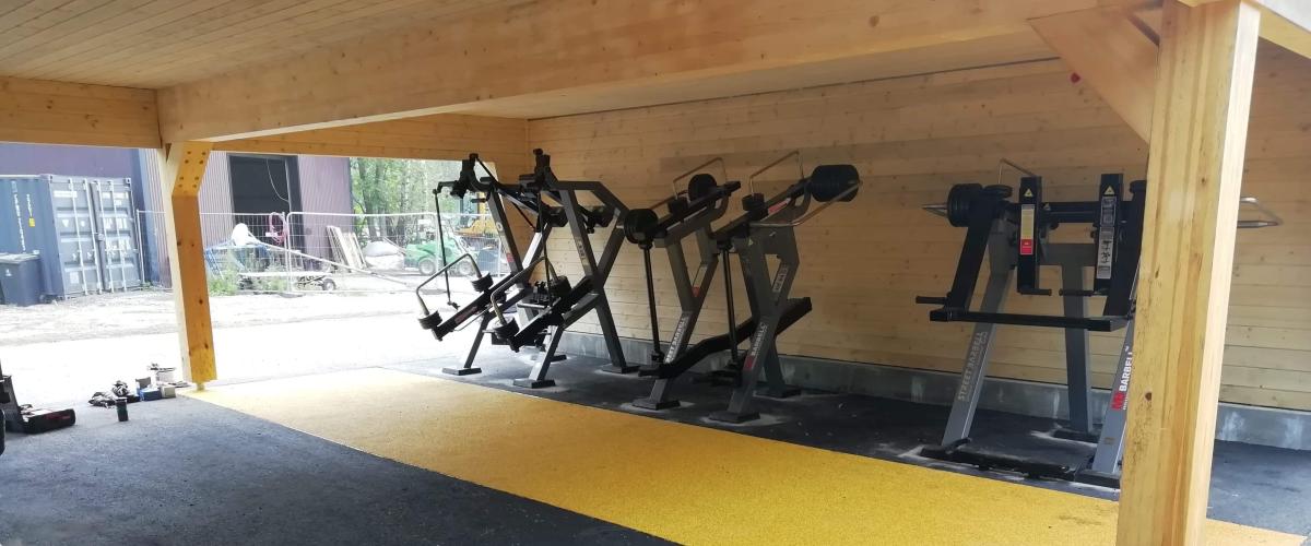 Under taket er det treningsapparater med vektmotstand