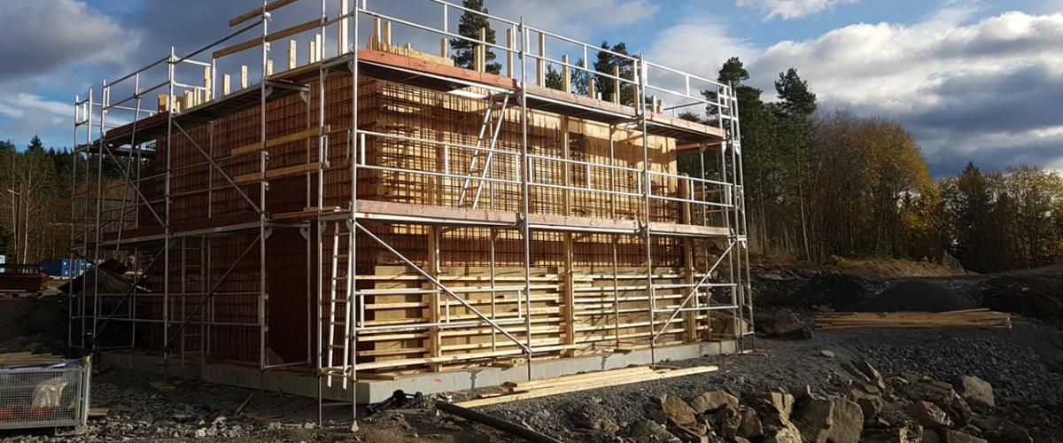 Hus som bygges. Stilas rundt.