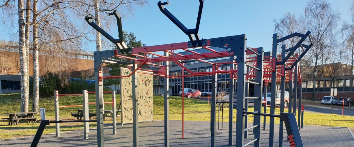 Foto tatt av treningsparken en solfylt dag.