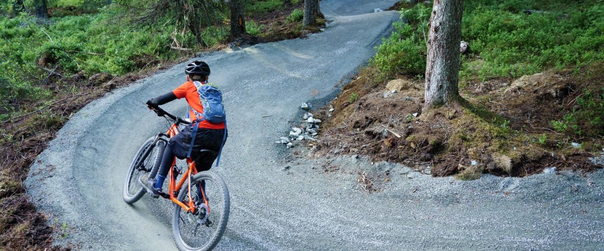 Syklist på vei ned løypen
