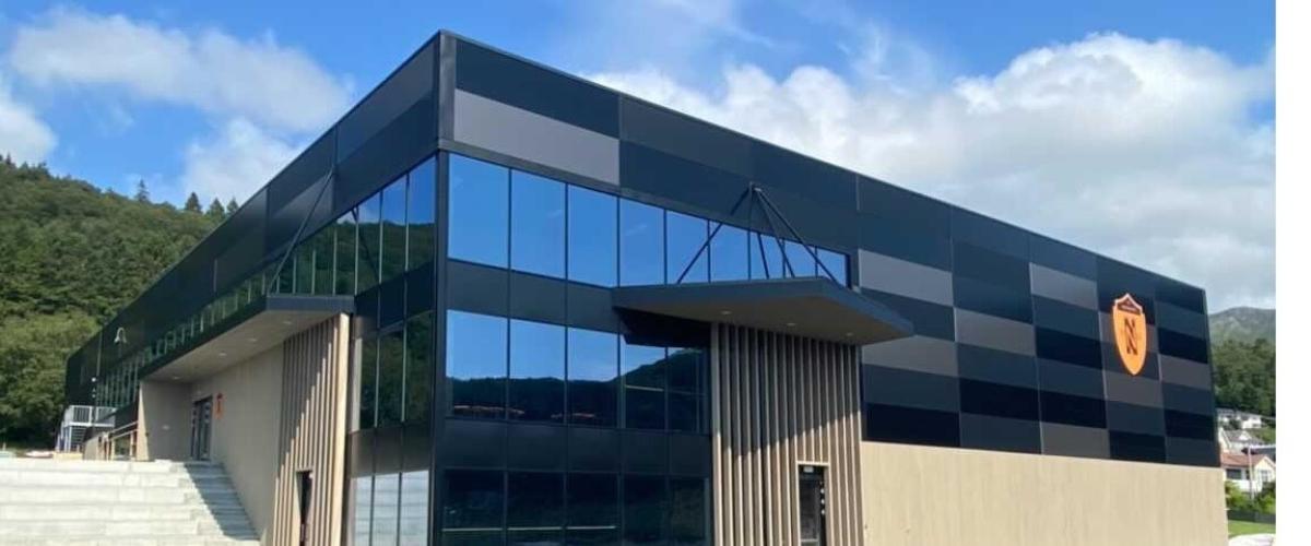 Fasaden til Norborg Flerbrukshall viser logoen til Norborg IL. 