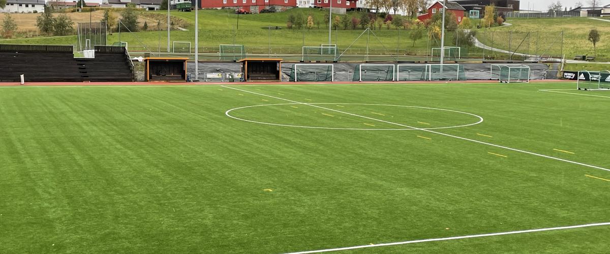 Bilde av det nye kunstgresset på Utleira, der man kan se hele banen