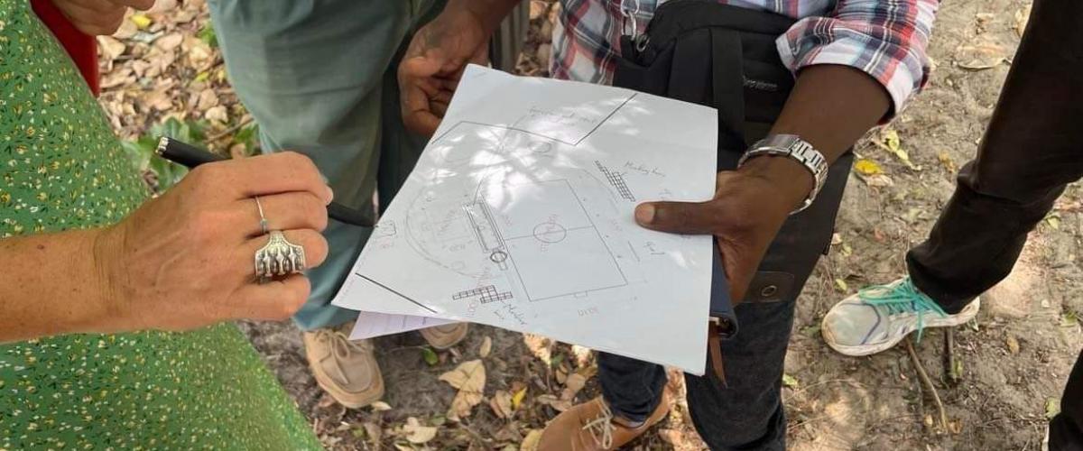 En gruppe mennesker ser på tekniske tegninger