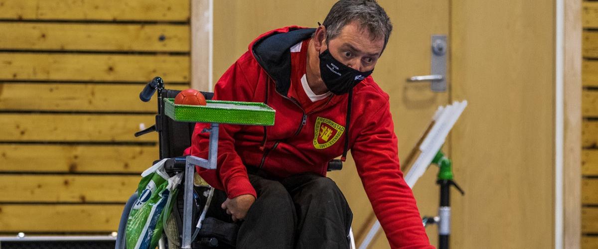 Spiller fra FHSL kaster en bocciaball