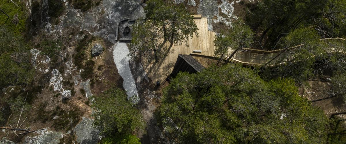 Rasteplassen i enden av Tretoppvegen sett ovenfra