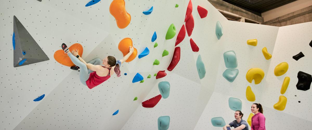 Buldrer oppe i buldreveggen