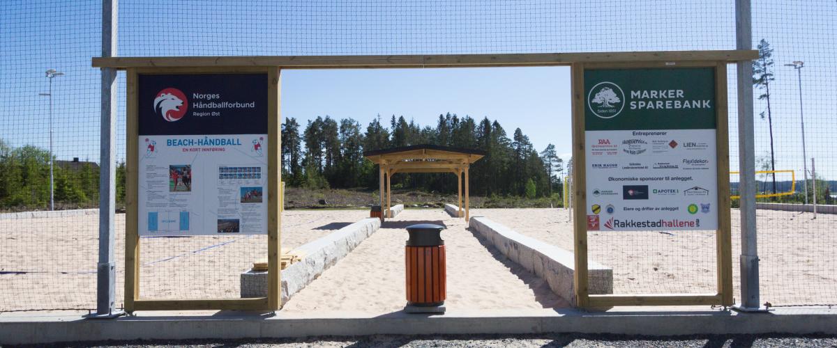 Inngangsparti med plakat med regler for spill