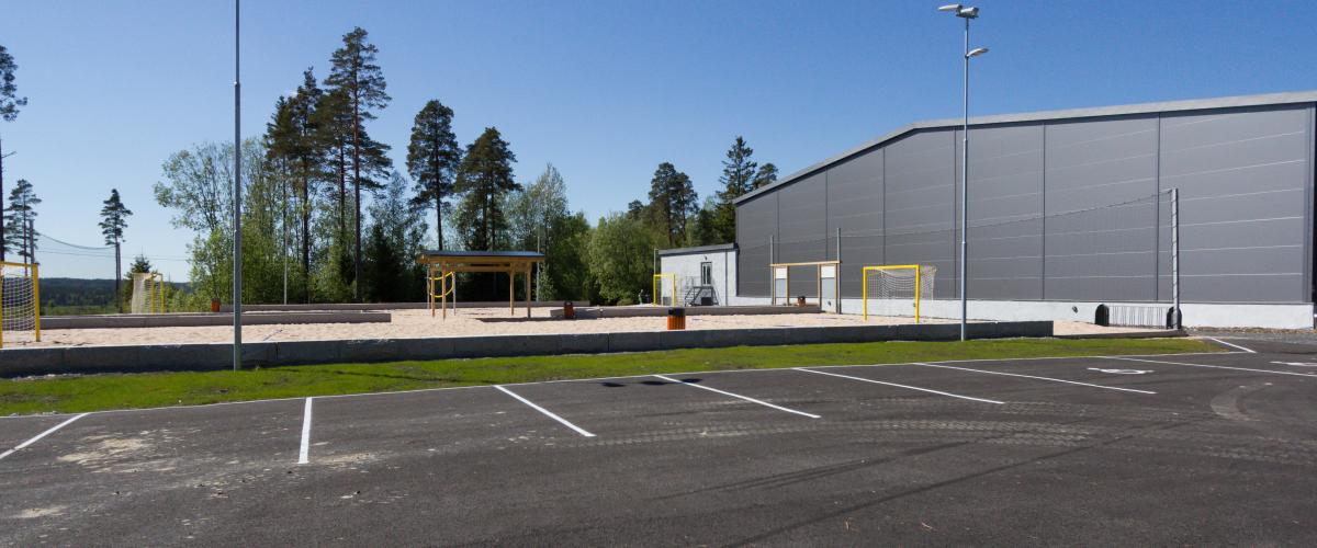 Parkering rett ved beachhåndballbanene