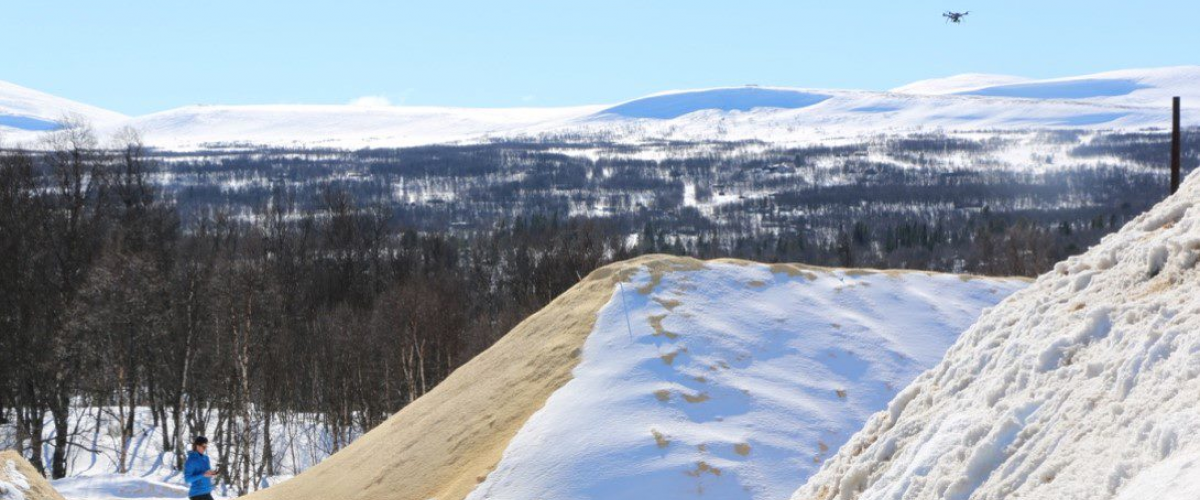 Flisdekkede snøhauger i sol