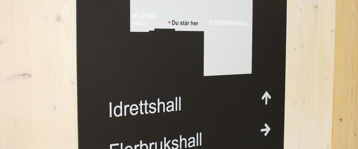 Glommasvingen skoleanlegg skilt med oversikt over delene av innendørsanlegget