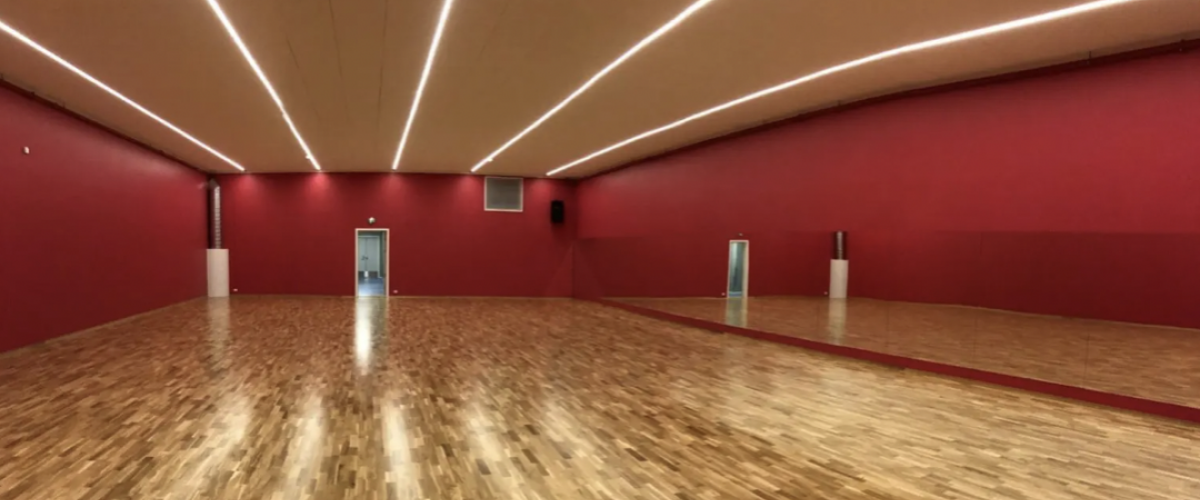 Bilde av hallens parketthall