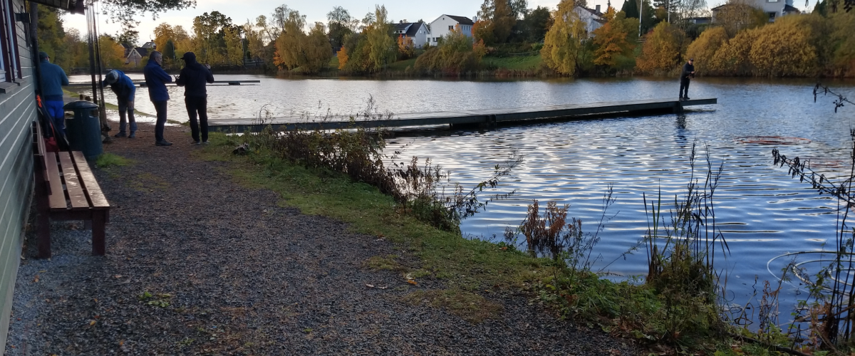 Bilde av den ene bryggen fra siden, der man skimter en mann på enden