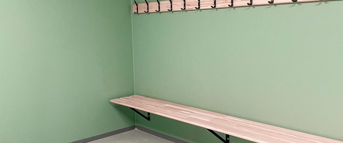 Bilde av en av garderobene, der veggene er grønne