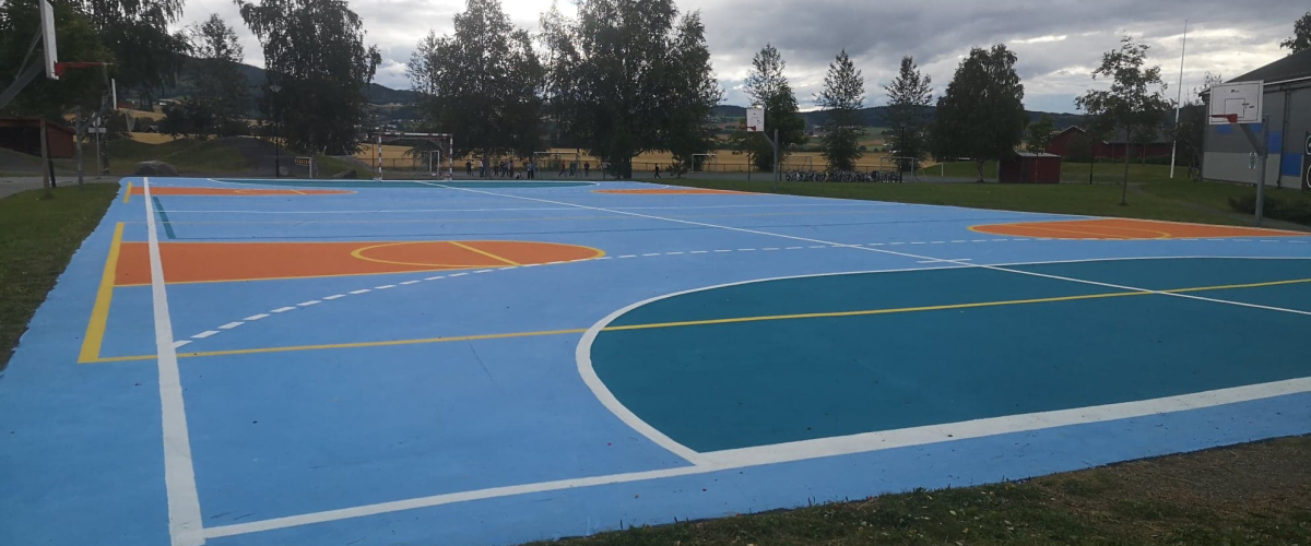 Eksisterende ballbane er oppgradert ved at asfalten er malt