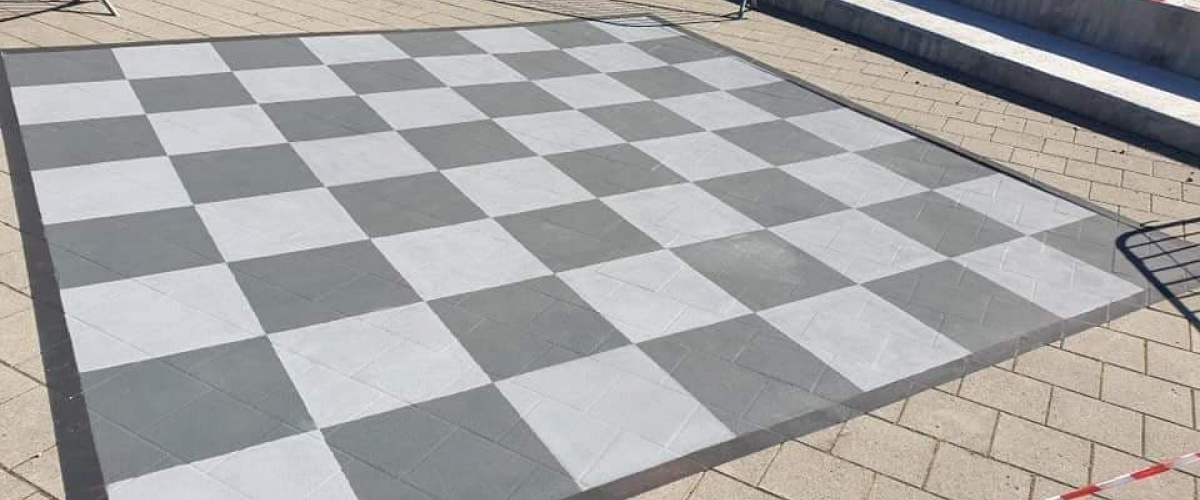 Stort sjakkbrett malt på steinheller