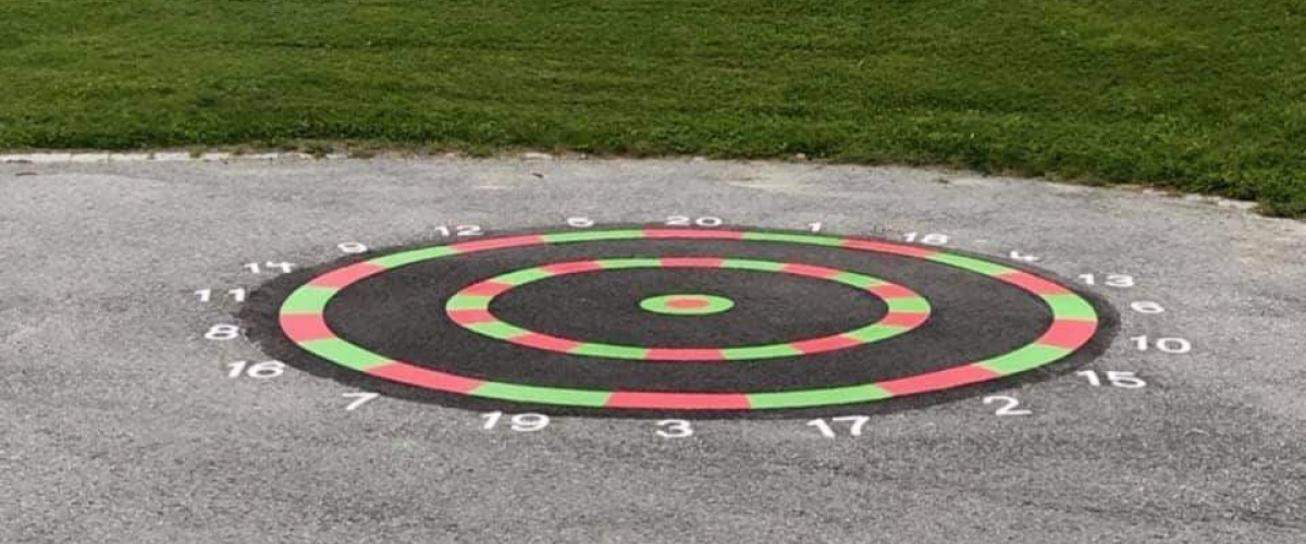 Kastespill malt på asfalt med akrylmaling i spreke farger