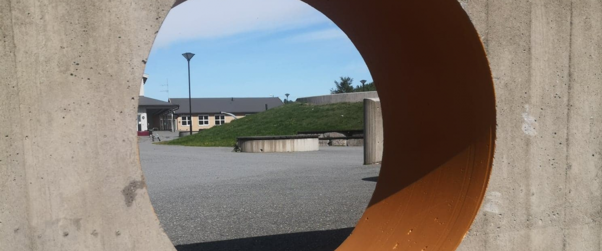 Sirkulært hull utskåret i en eksisterende betongmur 