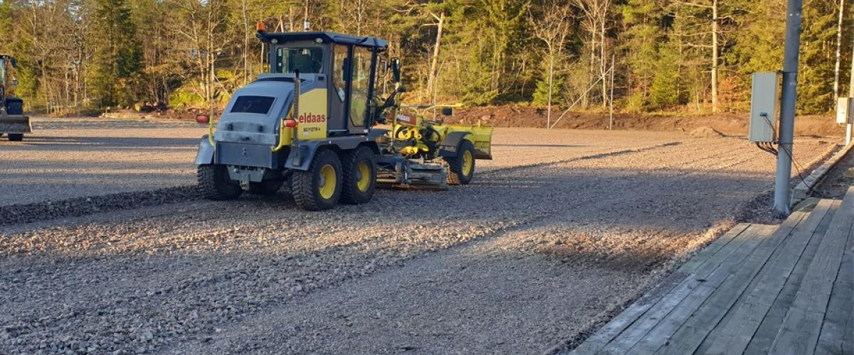 En maskin preparerer grunnen 