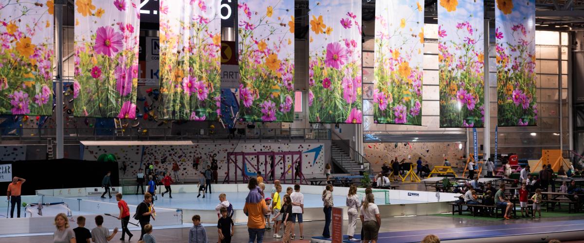 Barn i aktivitet i hallen.