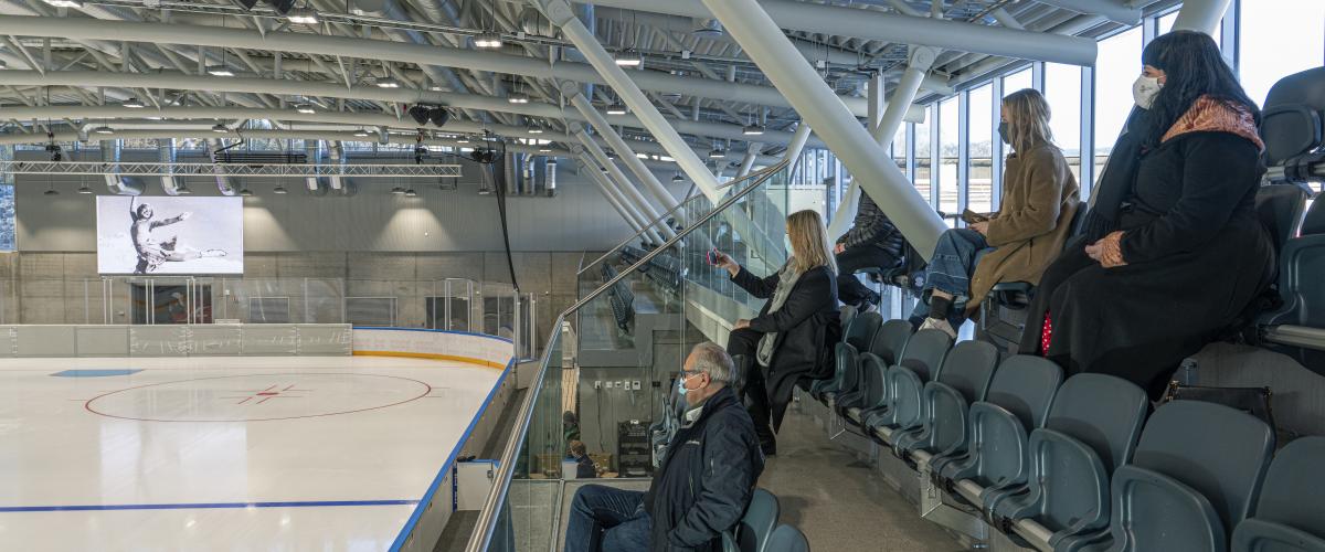 Tribune med god oversikt over isflaten