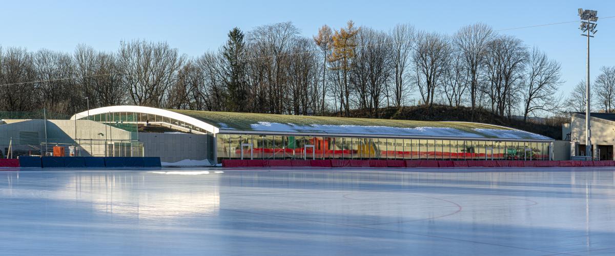Ishallen sett utenfra. Grønt tak skal gjøre at hallen sammenfaller med naturen i bakgrunnen