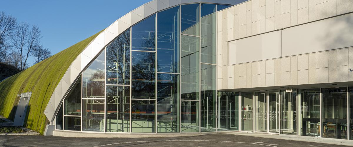 Ishallen sett utenfra.