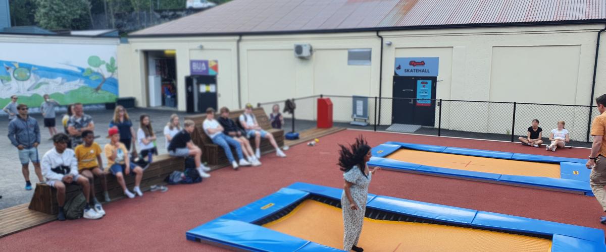 Barn som hopper på trampoline