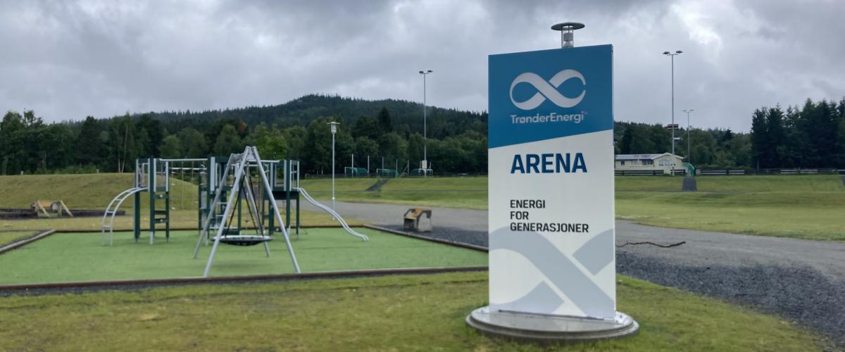 Velkomstskilt foran leikeapparat med disse og klatrestativ.