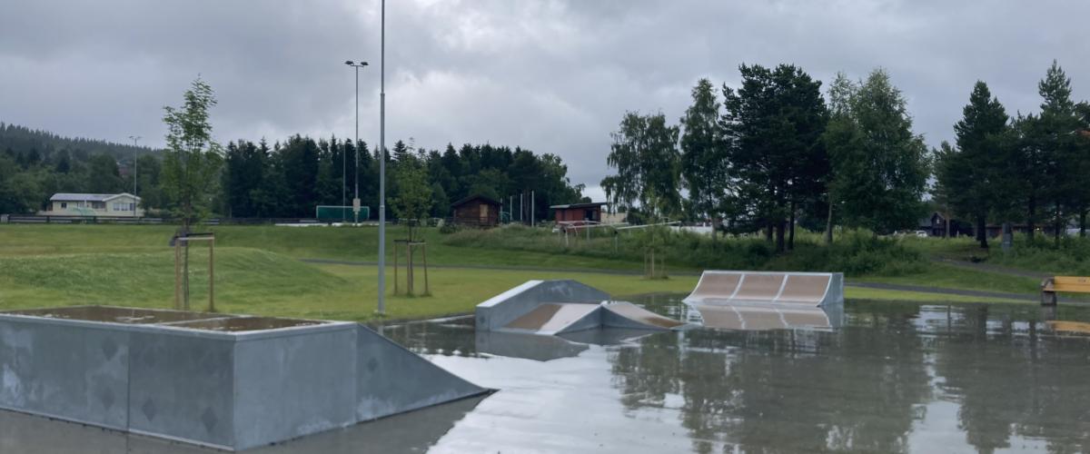 Tre ramper plassert på en betongflate for sparkesykkel-, rulleskøyte- og eller skateboardaktivitet.