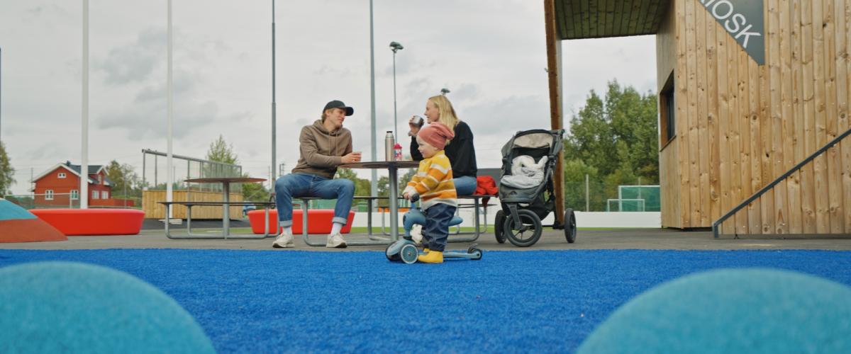 Foreldre og barn på cafe-området