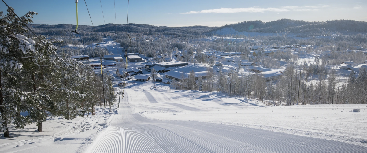 VSA står selv for driften av anlegget, blant annet preparering av alpinanlegget. Foto: VSA Bilde av den nypreparerte alpinbakken med skitrekket til venstre i bildet