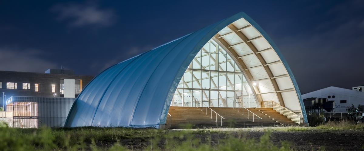 Bassengrommets fasade er konstruert av limtrebuer kledd med isolert helsveiset PVC-duk, med god isolasjonsevne. Foto: Hundven-Clemets Photography Fasade Økern bad