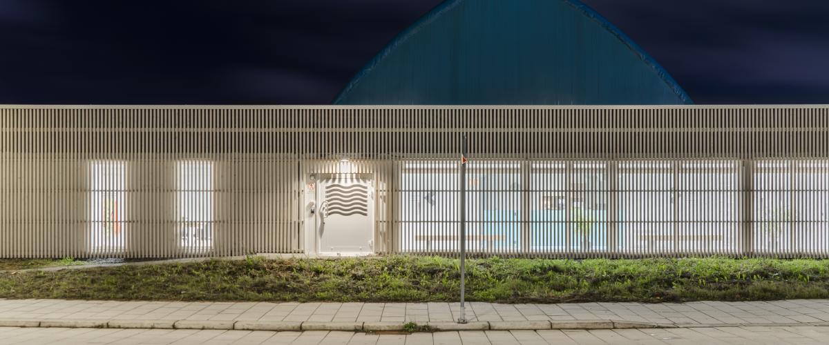 Servicebyggets fasade gir et moderne og innbydende intrykk. Foto: Hundven-Clements Photography Fasade servicebygg