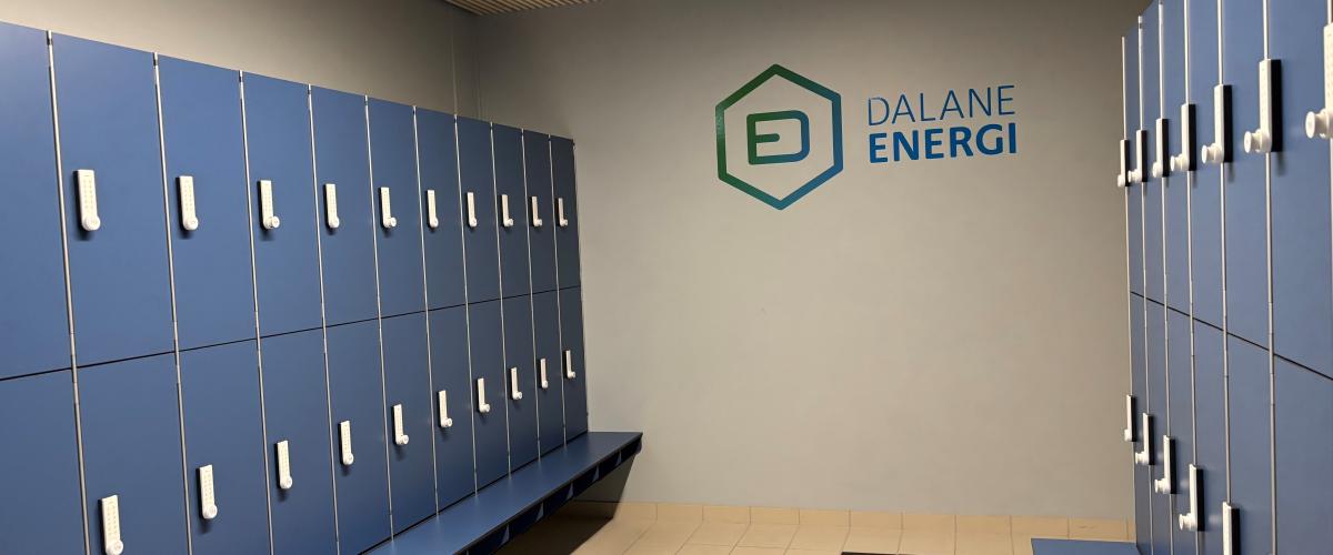 Bildet er tatt inne i garderoben med blå skap og benker