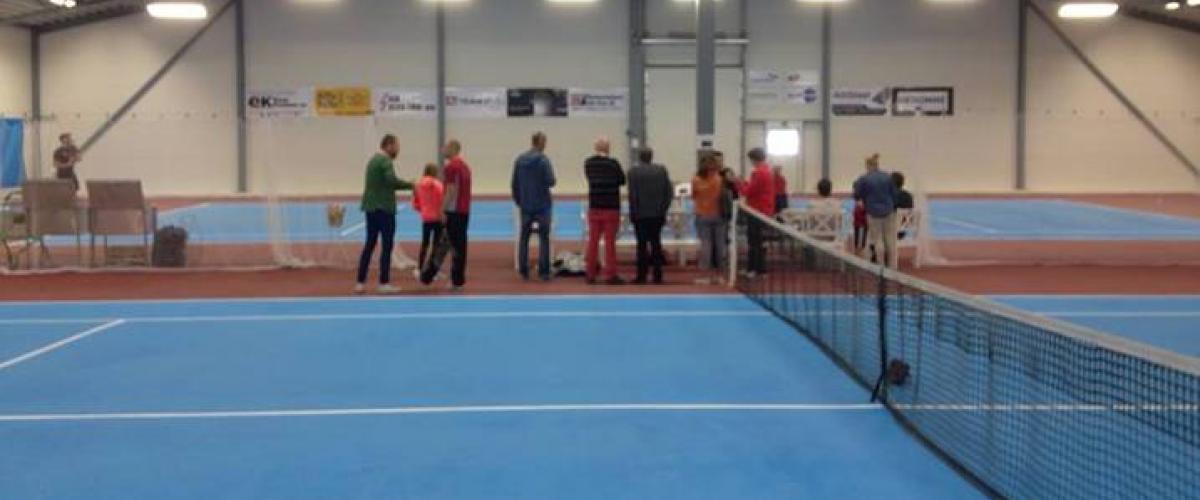 Tennisspillere mellom to tennisbaner. 