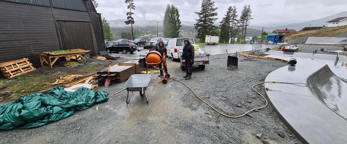 Bilde av dugnadsgjeng i arbeid en regnfull dag