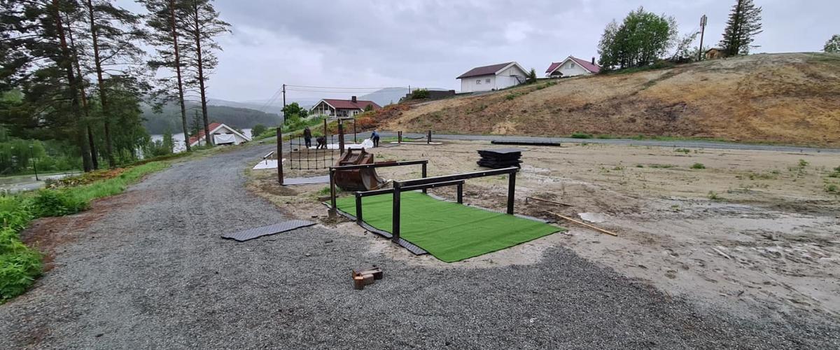 Treningsapperater med kunstgressmatteunderlag blir bygd