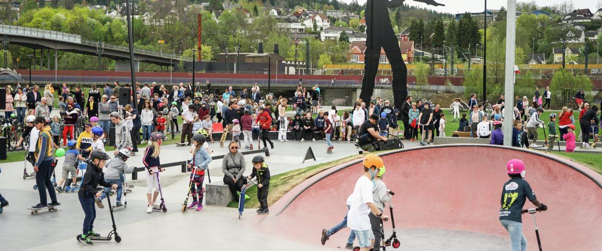 Bilde fra åpningsdagen der hele anlegget var full av forventningsfulle barn og voksne