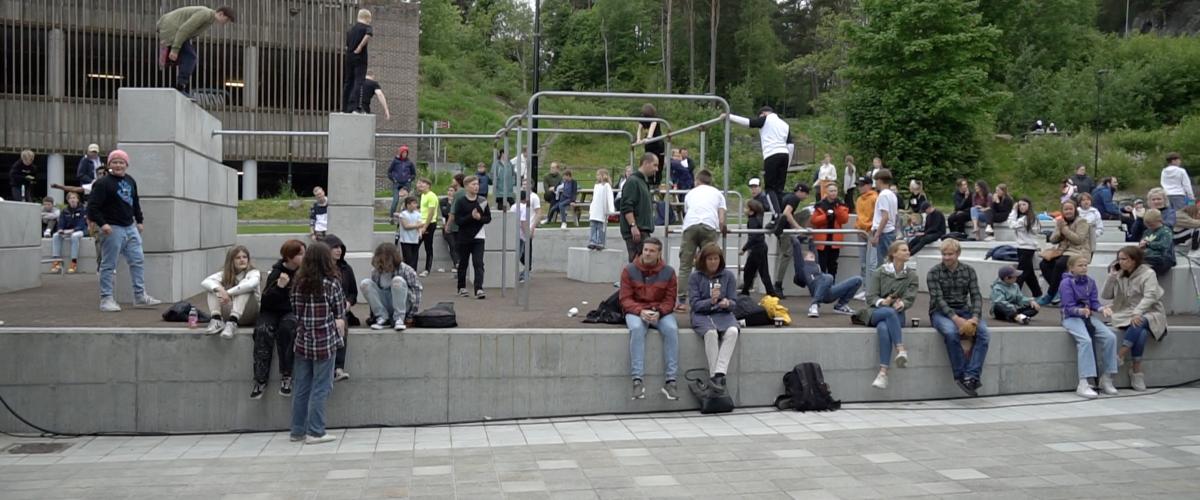 Bilde som visar hvilket strålande samlingsstad anlegget har blitt. Her kan man sjå mange innbyggjarar nytte anlegget til å vere sosial. 